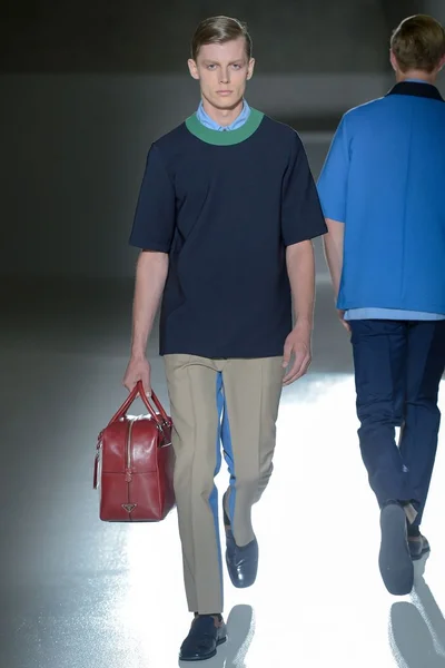 Look 16